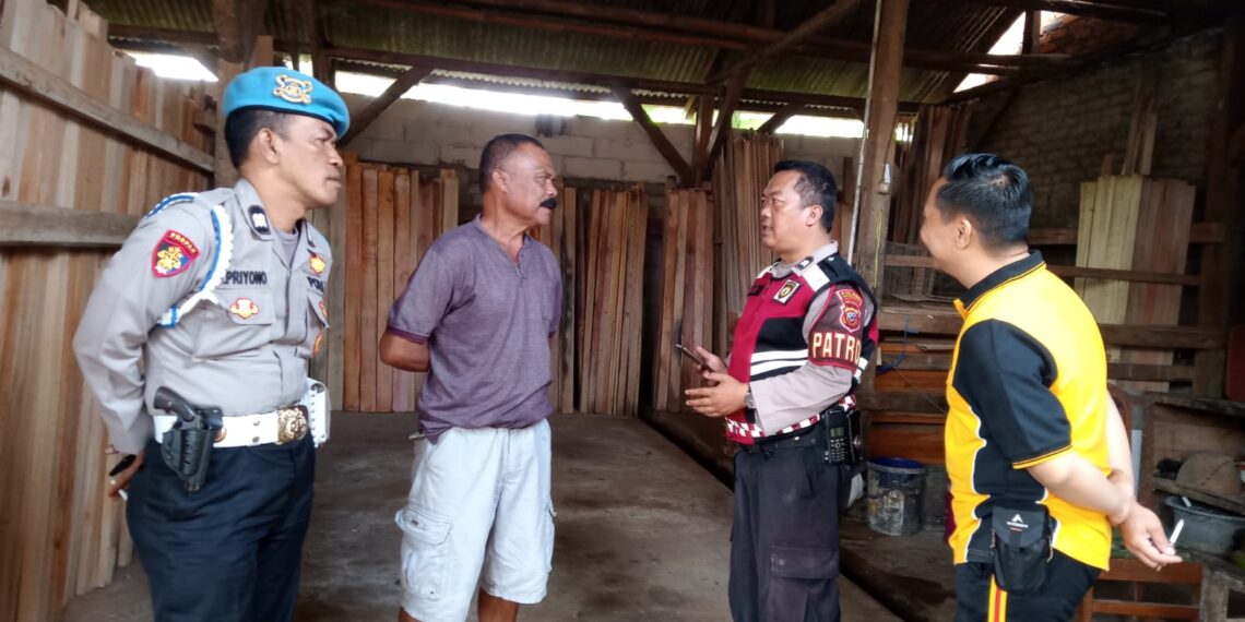 Jalin Kedekatan Dengan Tokoh Masyarakat, anggota Polsek Lembursitu Sambang Ke Wilayah Binaannya