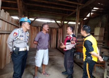 Jalin Kedekatan Dengan Tokoh Masyarakat, anggota Polsek Lembursitu Sambang Ke Wilayah Binaannya