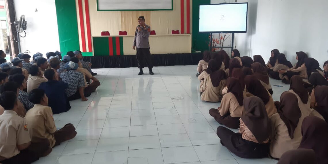 Kanit Binmas Polsek Sukaraja Bersama Anggota Bhabinkamtibmas Laksanakan Kegiatan Himbauan Kepada Siswa Siswi Smk