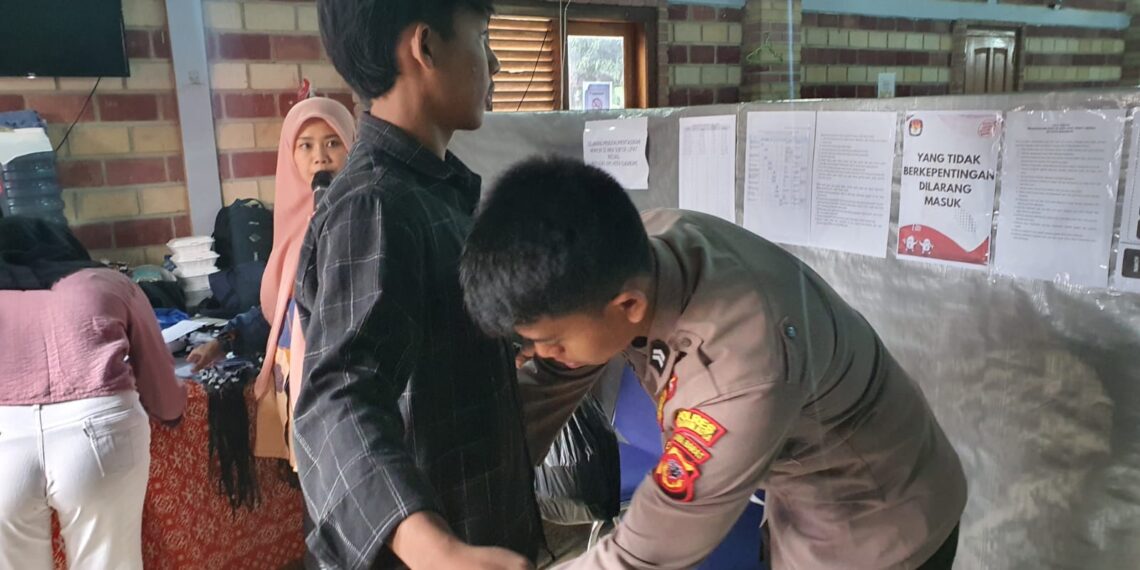 Polsek Warudoyong Polres Sukabumi Kota Mengerahkan Sejumlah Personelnya Untuk Mengamankan Kegiatan Penyortiran Dan Pelipatan Surat Suara Pemilu 2024