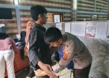 Polsek Warudoyong Polres Sukabumi Kota Mengerahkan Sejumlah Personelnya Untuk Mengamankan Kegiatan Penyortiran Dan Pelipatan Surat Suara Pemilu 2024