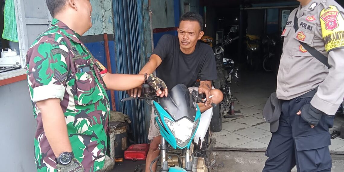 Babinkamtibmas bersinergi dengan Babinsa Sambangi Warga dan Berikan Imbauan Kamtibmas