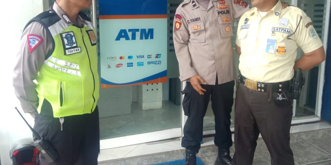 Polsek Sukalarang Kontrol BANK BRI Dan ATM Cegah Kejahatan Perbankkan Saat Patroli