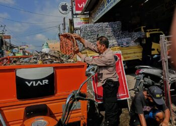 Bhabinkamtibmas Polsek Lembursitu  Kerja Bakti Gotong  Royong Bersama Warga dan BPBD membersihkan gorong gorong yang tersumbat