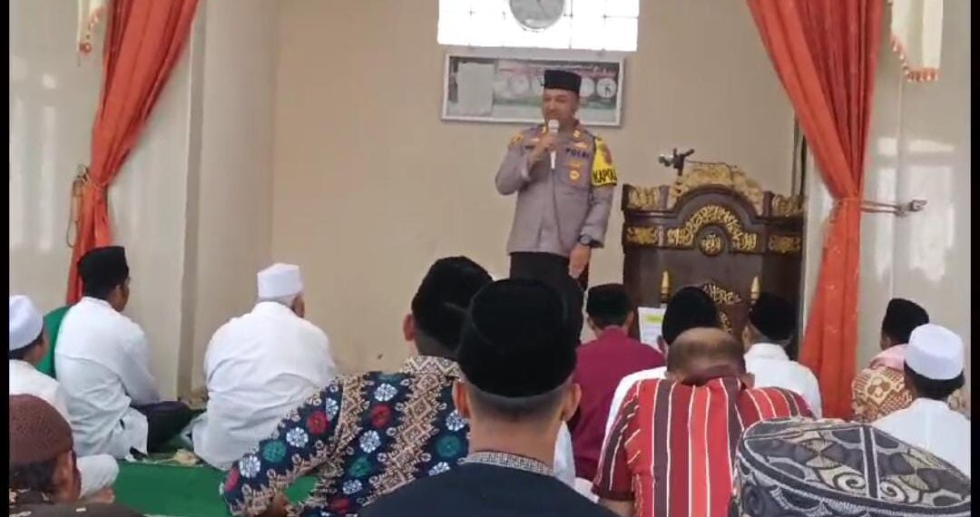 Cooling System Jelang Pemilu, Kapolsek Cisaat sampaikan pesan kamtibmas melalui Jum’at Keliling