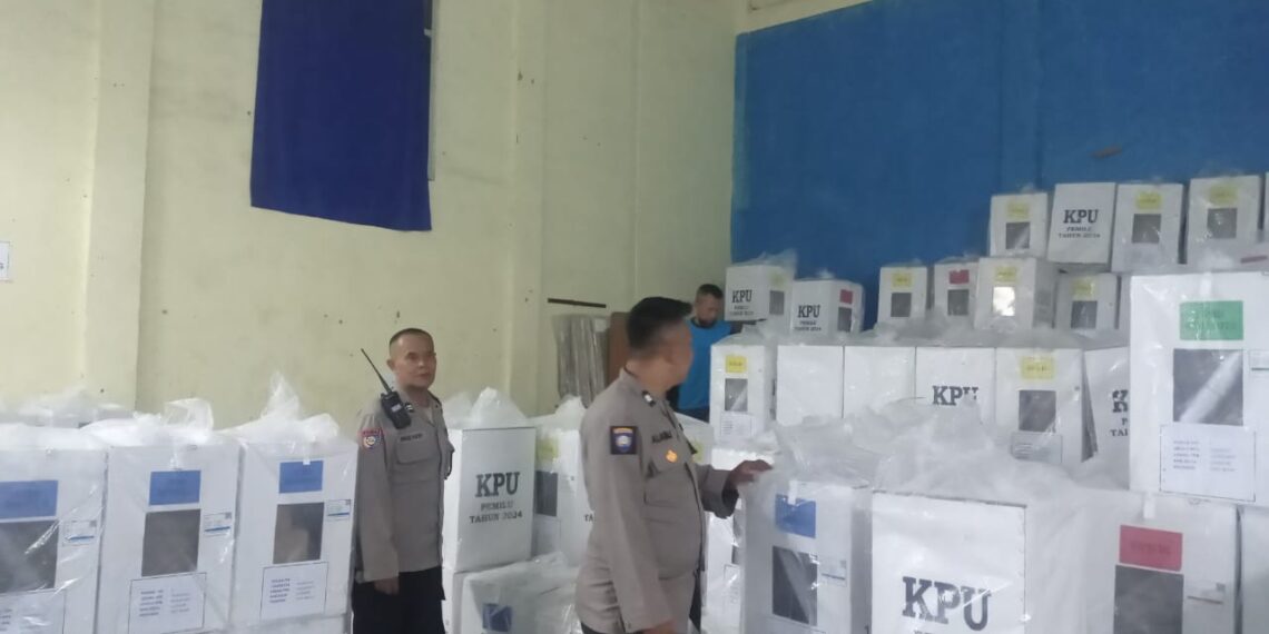 Lakukan Cek dan Kontrol Gudang Logistik Pemilu 2024 Anggota Polsek Kadudampit Pastikan Gudang Logistik Aman