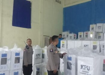 Lakukan Cek dan Kontrol Gudang Logistik Pemilu 2024 Anggota Polsek Kadudampit Pastikan Gudang Logistik Aman