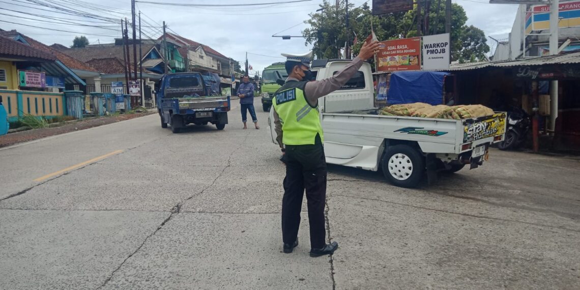 Gatur Lalin Siang Dan Pemantauan Arus Lalu Lintas Unit Lantas Polsek Sukalarang