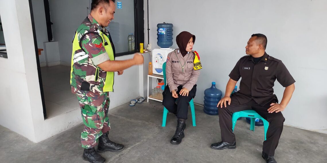 Cegah Aksi Kejahatan, Anggota Bhabinkamtibmas berikan Himbauan Kamtibmas Kepada Security