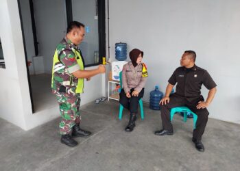 Cegah Aksi Kejahatan, Anggota Bhabinkamtibmas berikan Himbauan Kamtibmas Kepada Security