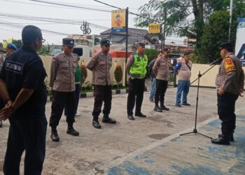 Kapolsek Sukalarang  Sampaikan Arahan Kepada Anggota Saat Apel Pagi