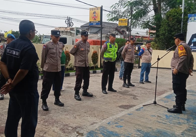 Kapolsek Sukalarang Sampaikan Arahan Kepada Anggota Saat Apel Pagi