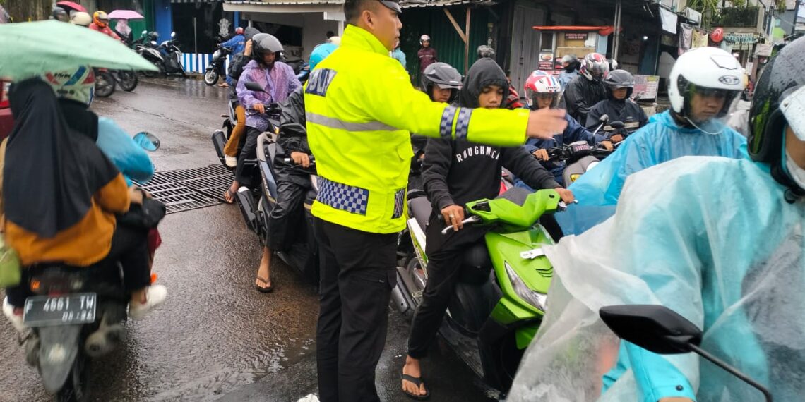 Antisipasi Kemacetan Pagi Pasca Hujan, Unit Lantas Polsek Sukalarang Melaksanakan Gatur Lalin Saat Jam Masuk Karyawan