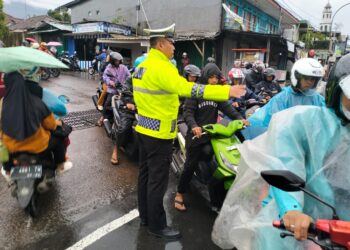 Antisipasi Kemacetan Pagi Pasca Hujan, Unit Lantas Polsek Sukalarang Melaksanakan Gatur Lalin Saat Jam Masuk Karyawan
