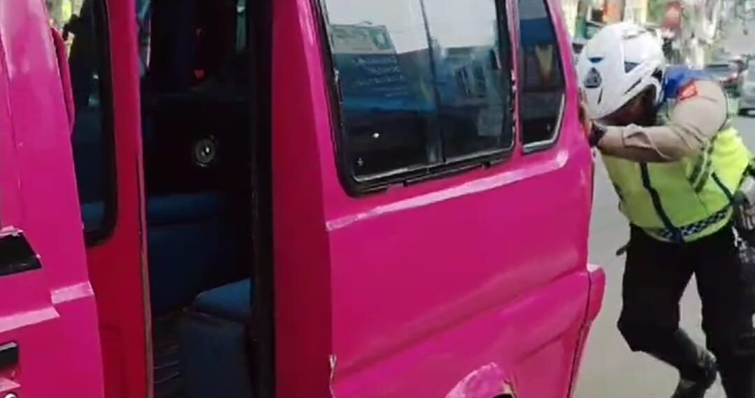 Anggota Polsek Sukaraja Bantu Dorong Mobil Angkot Yang Mogok