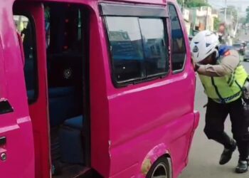 Anggota Polsek Sukaraja Bantu Dorong Mobil Angkot Yang Mogok