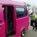 Anggota Polsek Sukaraja Bantu Dorong Mobil Angkot Yang Mogok