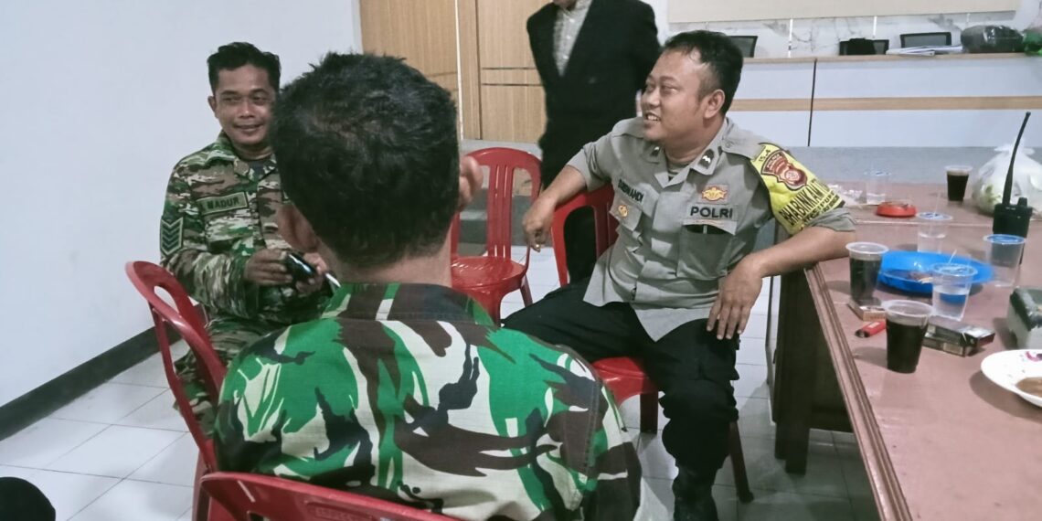 Pastikan Desa Binaan Selalu Kondusif Jelang Pemilu 2024, Bhabinkamtibmas Polsek Cireunghas Polres Sukabumi Kota Bersama Babinsa Sambangi Kantor Desa Dan Sekretariat PPS