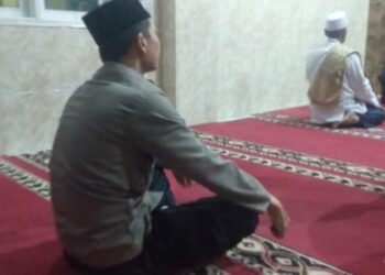 Laksanakan Sholat Subuh Berjamaah Di Mesjid Jami Jamiatul Hasanah Bhabinkamtibmas Kelurahan Cikondang Polsek Citamiang