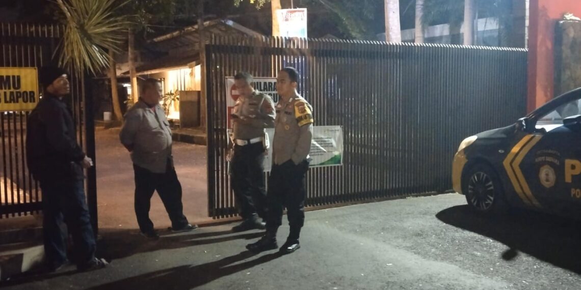 Bhabinkamtibmas Polsek Cikole Laksanakan Giat Sambang Dengan Satpam
