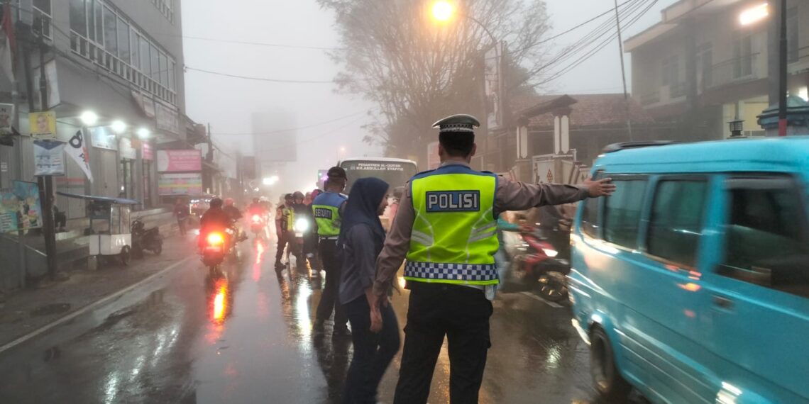 Unit Lantas Polsek Sukalarang Melaksanakan Gatur Lalin Saat Jam Masuk Karyawan