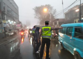 Unit Lantas Polsek Sukalarang Melaksanakan Gatur Lalin Saat Jam Masuk Karyawan