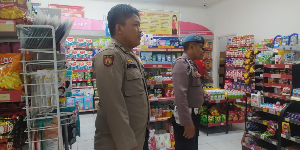 Personil Pos Pam Polsek Sukalarang Jelang Nataru Laksanakan Patroli Dialogis Kerawanan Malam Kontrol Minimarket