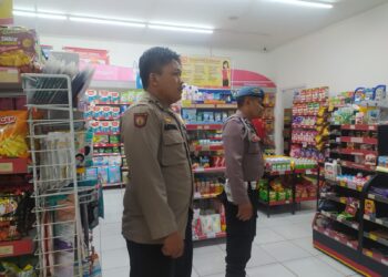 Personil Pos Pam Polsek Sukalarang Jelang Nataru Laksanakan Patroli Dialogis Kerawanan Malam Kontrol Minimarket