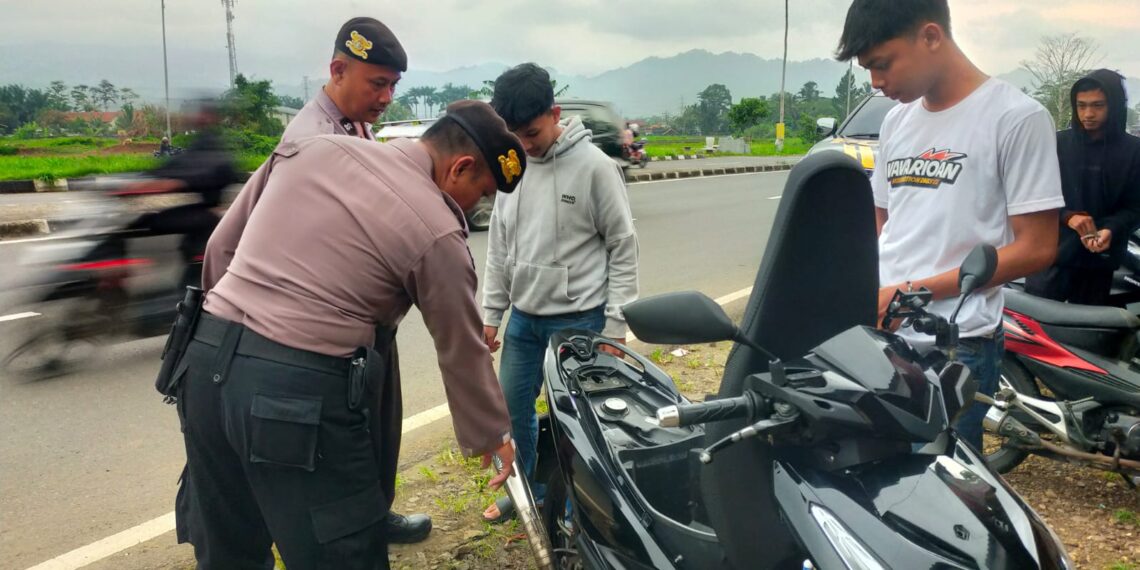 Guna menciptakan keamanan dan kondusif, unit Samapta Polsek Cibeureum Patroli Dialogis dan Sambangi Warga