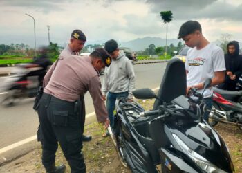 Guna menciptakan keamanan dan kondusif, unit Samapta Polsek Cibeureum Patroli Dialogis dan Sambangi Warga