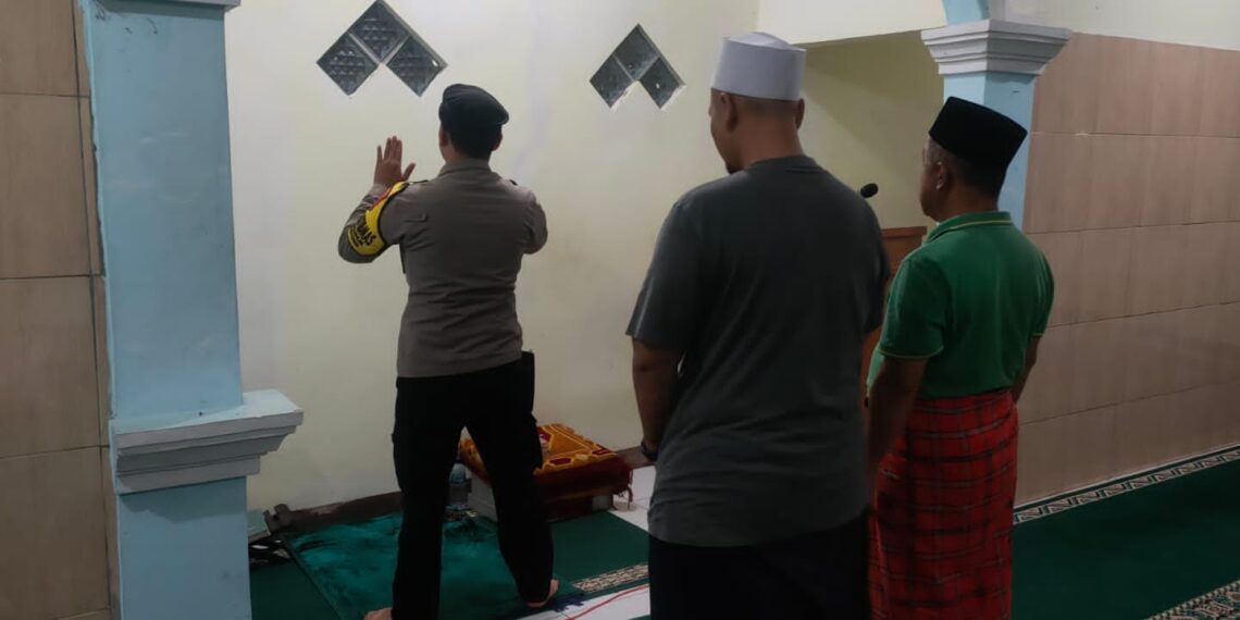 Lakukan Sholat Subuh Berjama’ah Bersama Warga Bhabinkamtibmas Polsek Warudoyong
