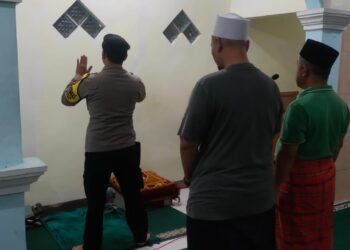 Lakukan Sholat Subuh Berjama’ah Bersama Warga Bhabinkamtibmas Polsek Warudoyong