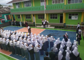 Jadi Pembina Upacara Bendera Kapolsek Kadudampit di SMA attijarah