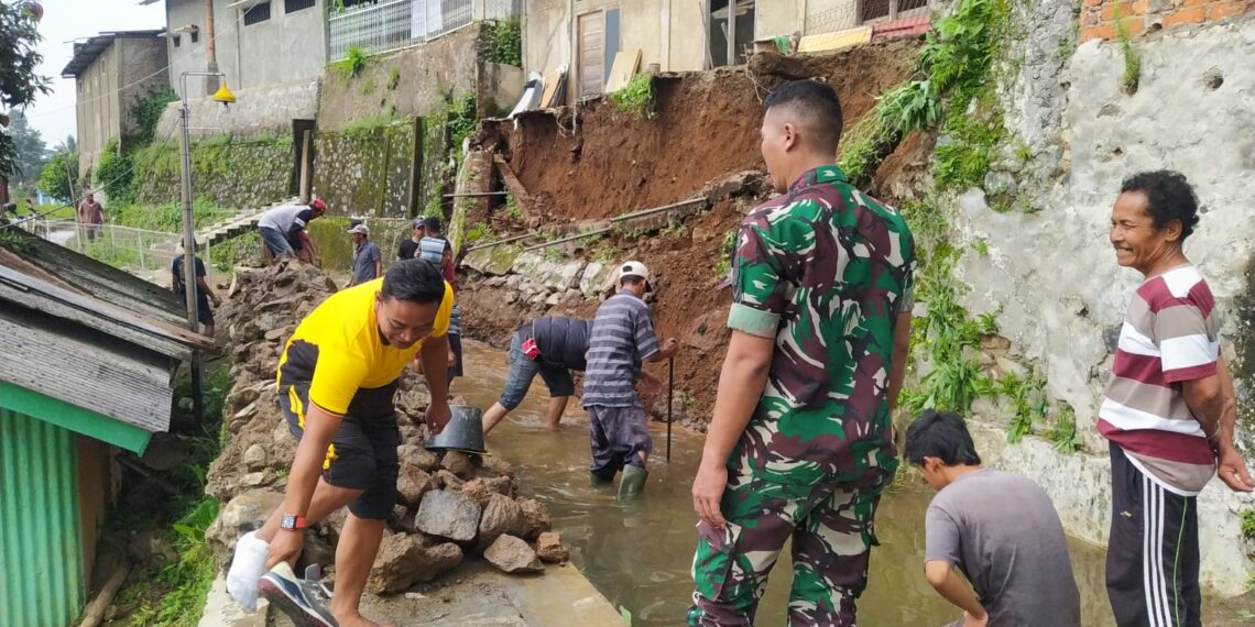 Bareng Warga, Polisi dan TNI di Sukabumi Bersihkan Selokan yang Tertutup Material Longsor