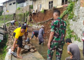 Bareng Warga, Polisi dan TNI di Sukabumi Bersihkan Selokan yang Tertutup Material Longsor
