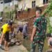 Bareng Warga, Polisi dan TNI di Sukabumi Bersihkan Selokan yang Tertutup Material Longsor