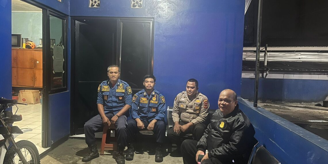 Sampaikan Himbauan Kamtibmas Personel Unit Samapta Polsek Cisaat Dialogis Dengan Petugas Pemadam Kebakaran