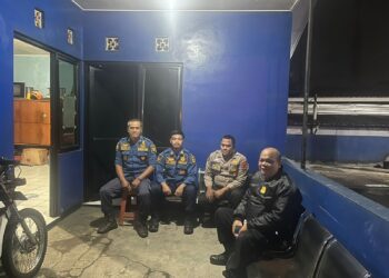 Sampaikan Himbauan Kamtibmas Personel Unit Samapta Polsek Cisaat Dialogis Dengan Petugas Pemadam Kebakaran