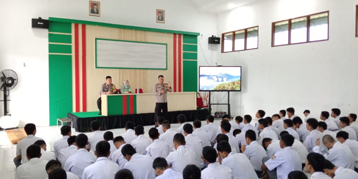Kapolsek Sukaraja Beri Arahan Pada Saat Jadi Pembina Upacara Di Smk Negeri 1 Pertanian Sukaraja