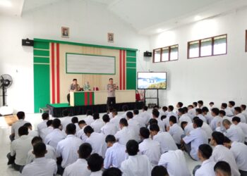 Kapolsek Sukaraja Beri Arahan Pada Saat Jadi Pembina Upacara Di Smk Negeri 1 Pertanian Sukaraja
