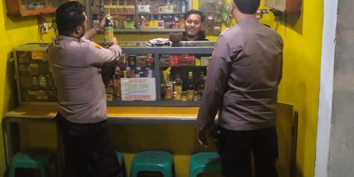 Polsek Sukalarang Lakukan Patroli Razia Ke Kios Jamu Antisipasi Peredaran Miras