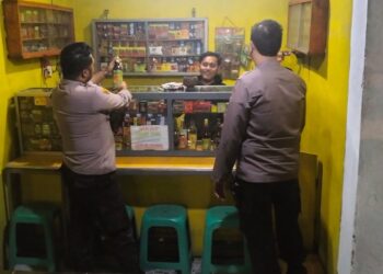 Polsek Sukalarang Lakukan Patroli Razia Ke Kios Jamu Antisipasi Peredaran Miras