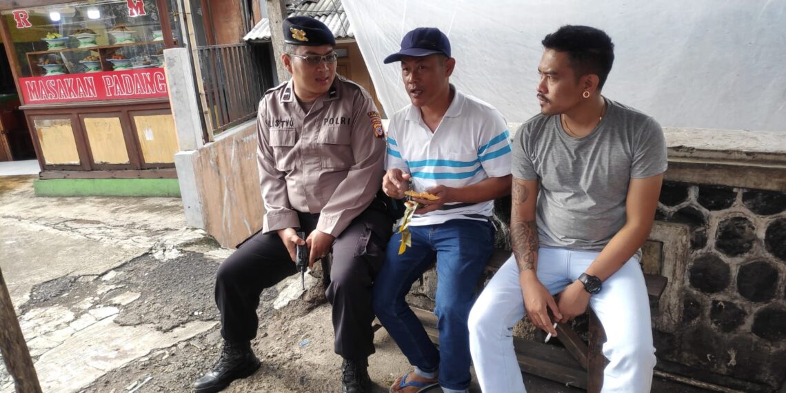 Polsek Kebon Pedes Dialogis dengan Pengemudi Angkutan Umum di Pertigaan Cimuncang Sampaikan Himbauan Kamtibmas