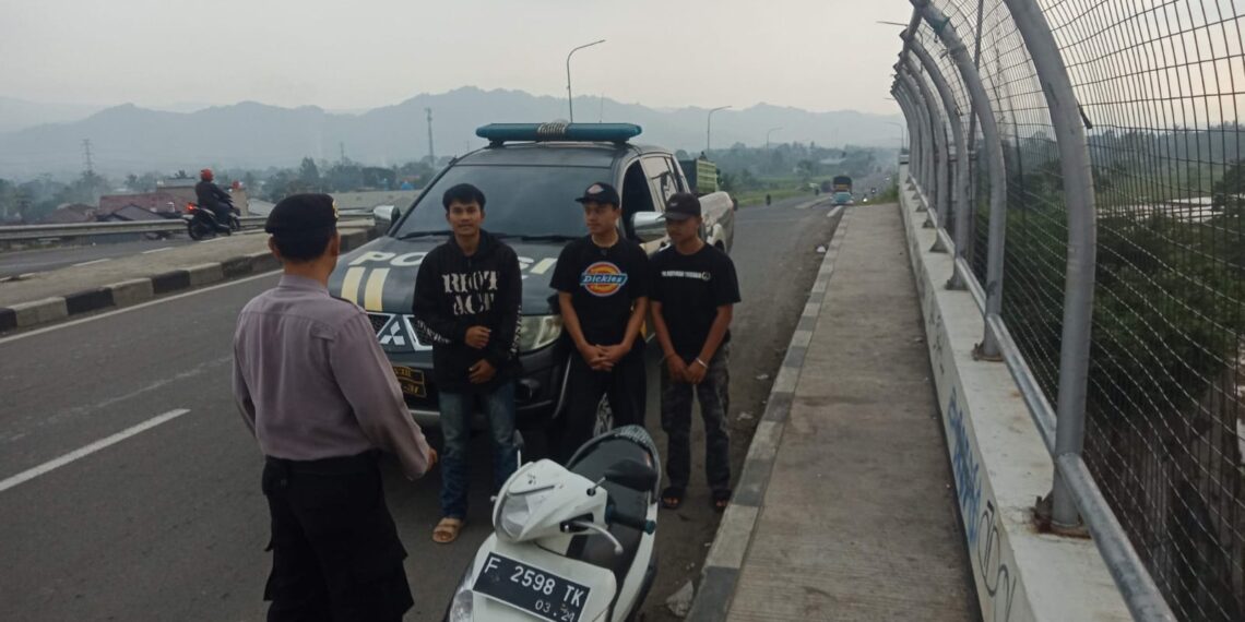 Unit Samapta laksanakan patroli dialogis Siang hari dan berikan himbauan kamtibmas