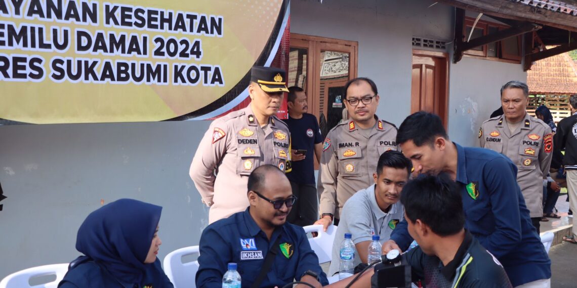 Jaga Kondisi Petugas Sortir Surat Suara, Polres Sukabumi Kota Beri Pelayanan Kesehatan Gratis