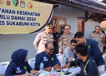 Jaga Kondisi Petugas Sortir Surat Suara, Polres Sukabumi Kota Beri Pelayanan Kesehatan Gratis