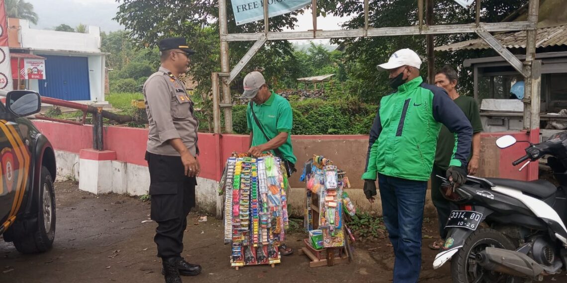 Wujudkan Kamtibmas Yang Kondusif Kanit Samapta Polsek Cireunghas, Laksanakan Patroli Sambang Warga