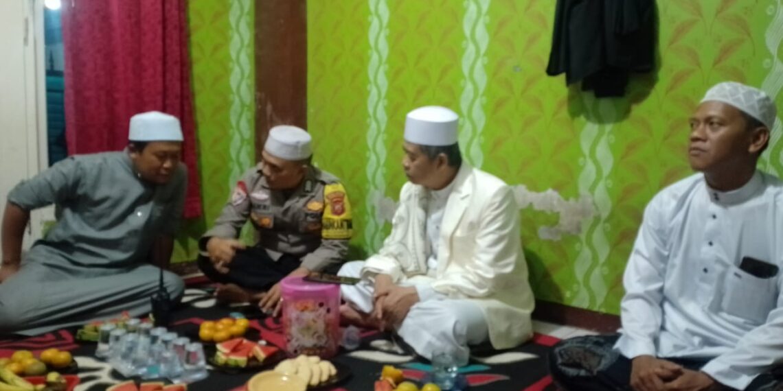 Sambangi Tokoh Agama Bhabinkamtibmas Polsek Cireunghas Polres Sukabumi Kota Ajak Ciptakan Situasi Kamtibmas Kondusif Jelang Pemilu 2024