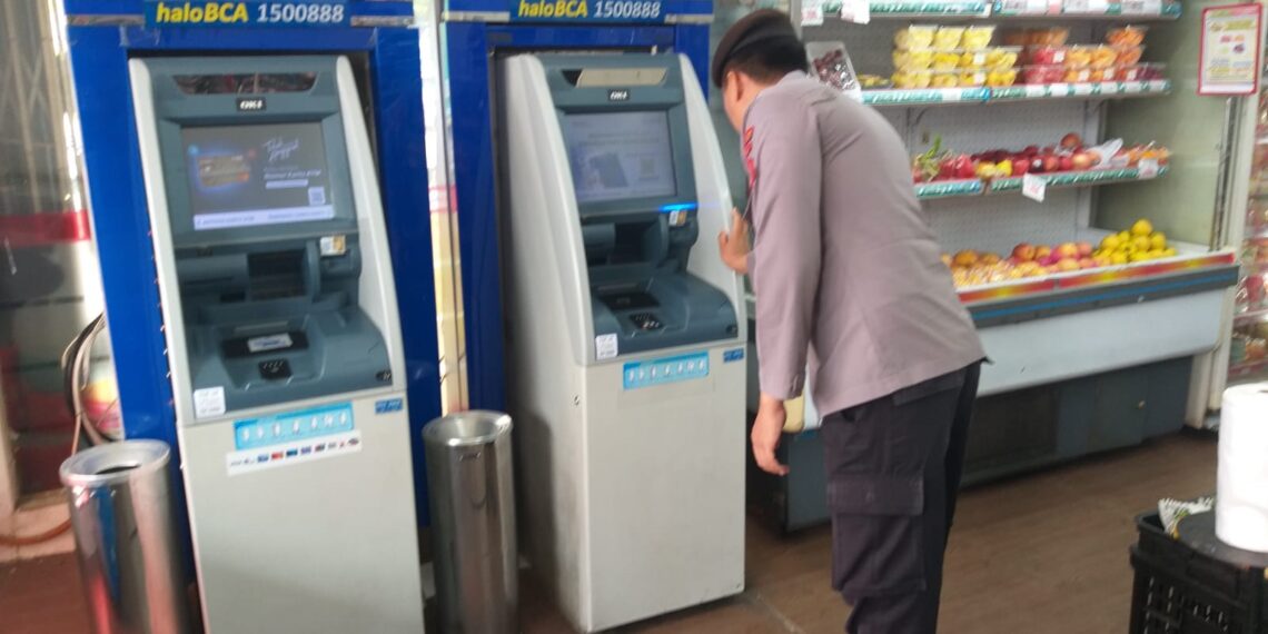 Anggota Polsek Gunungpuyuh Polres Sukabumi Kota Kontrol dan Cek ATM Antisipasi Gangguan Kamtibmas