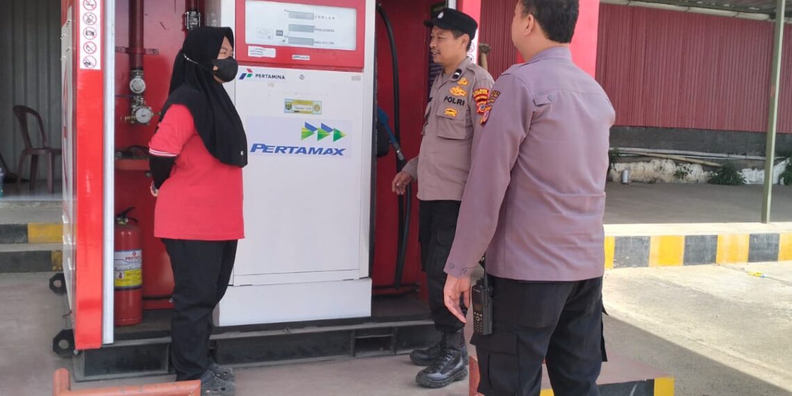 Polisi Polsek Sukalarang Giat Patroli Dialogis Antisipasi Gangguan Kamtibmas Di SPBU